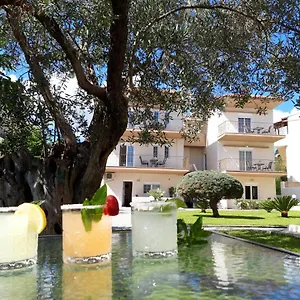 https://villa-magda-maria.hotelschalkidiki.net